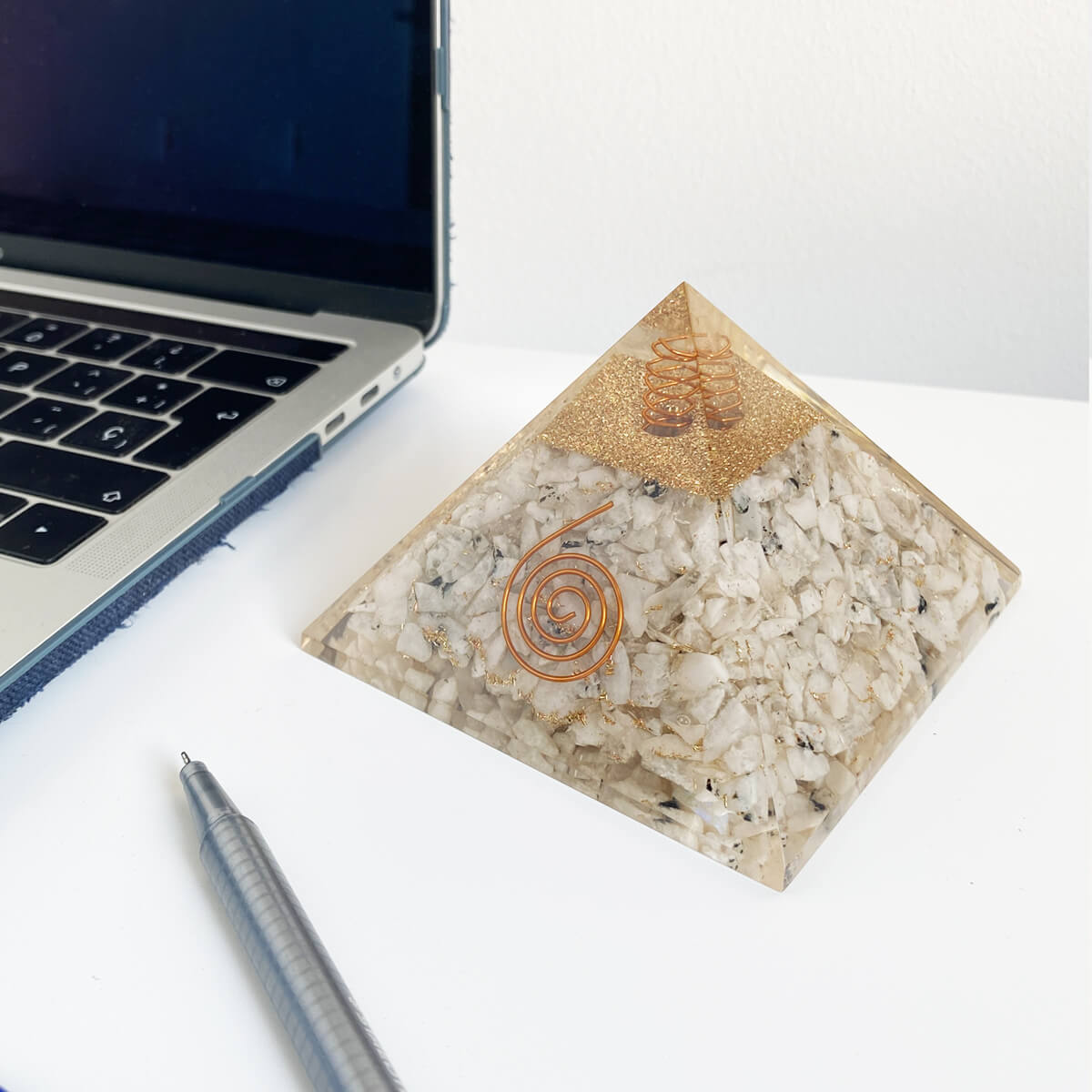 pirámide de orgonita con piedra luna 3