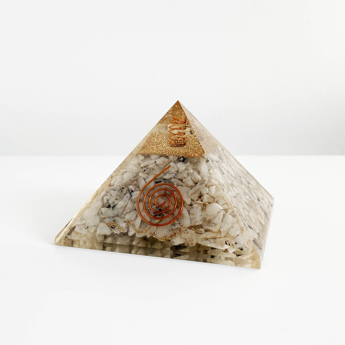 pirámide de orgonita con piedra luna