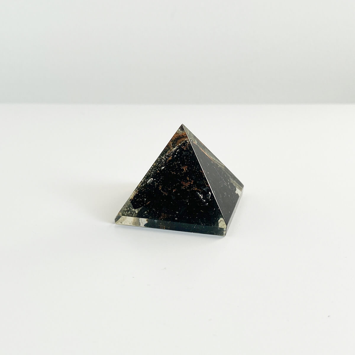 pirámide de orgonita con shungit 2