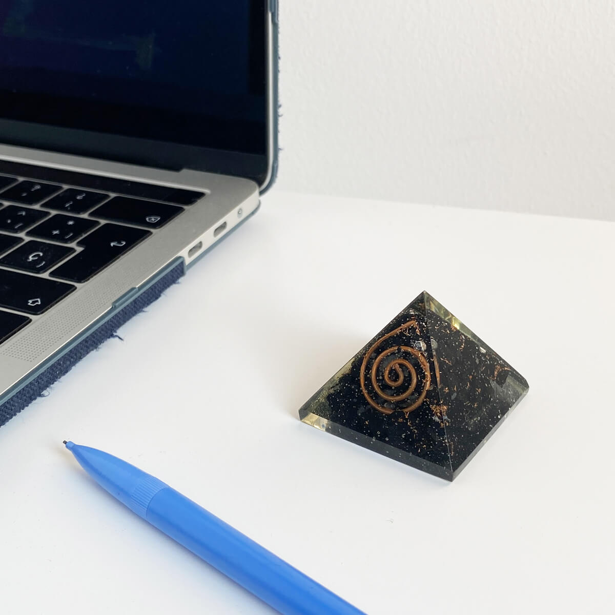 pirámide de orgonita con shungit 3