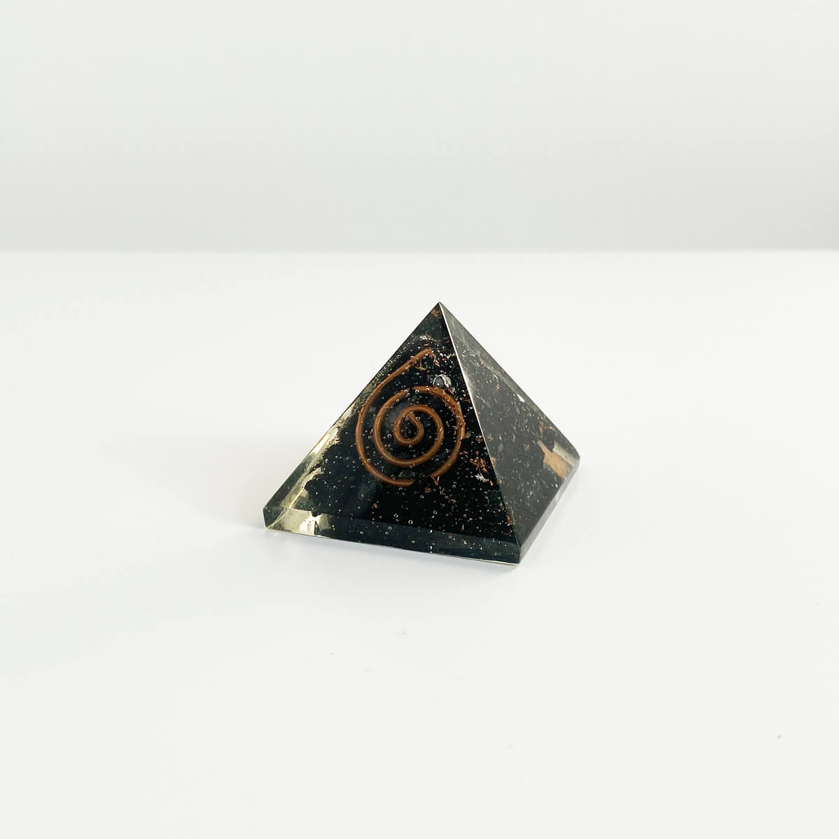 pirámide de orgonita con shungit