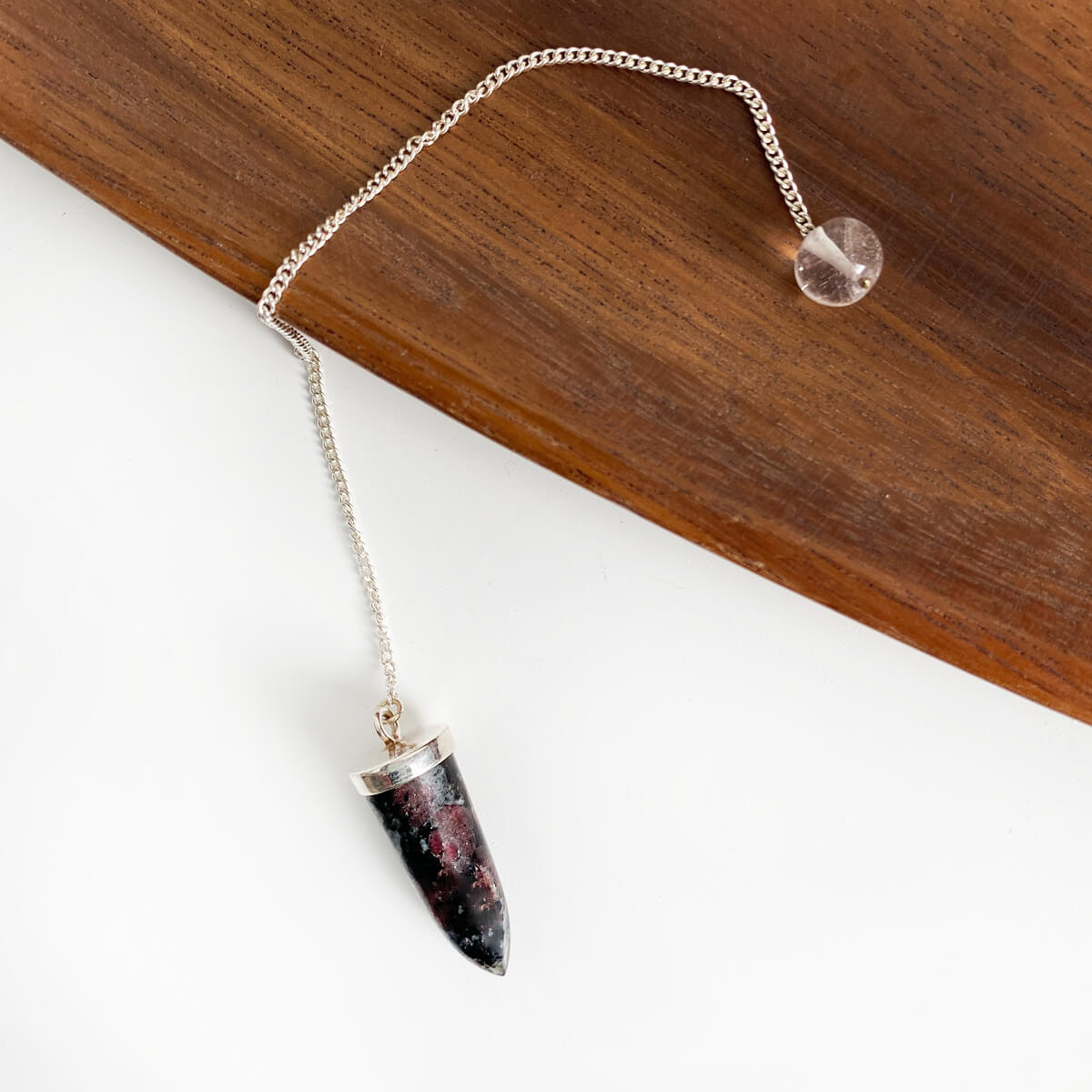 Péndulo de eudialita cadena