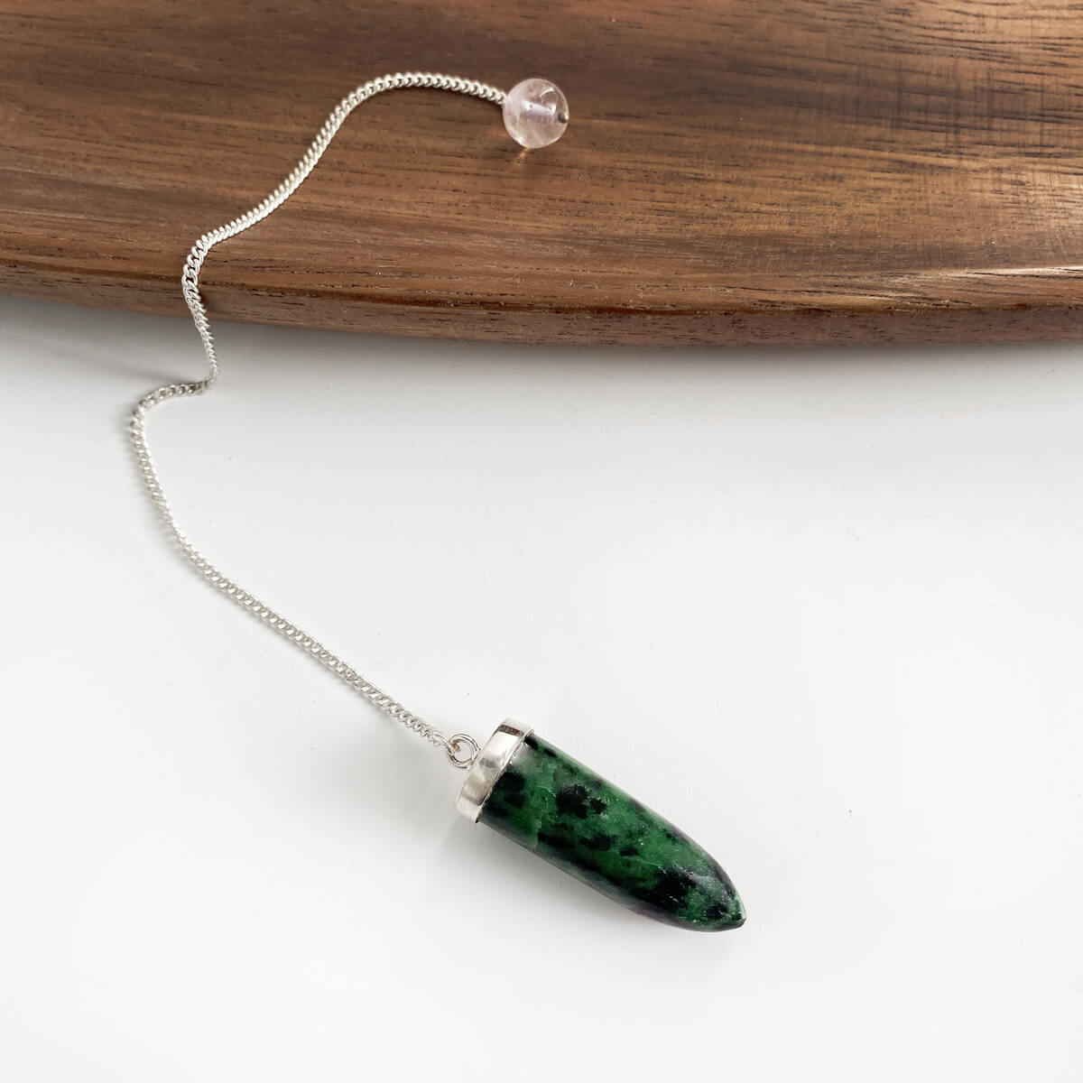 Péndulo de zoisita con rubí cadena