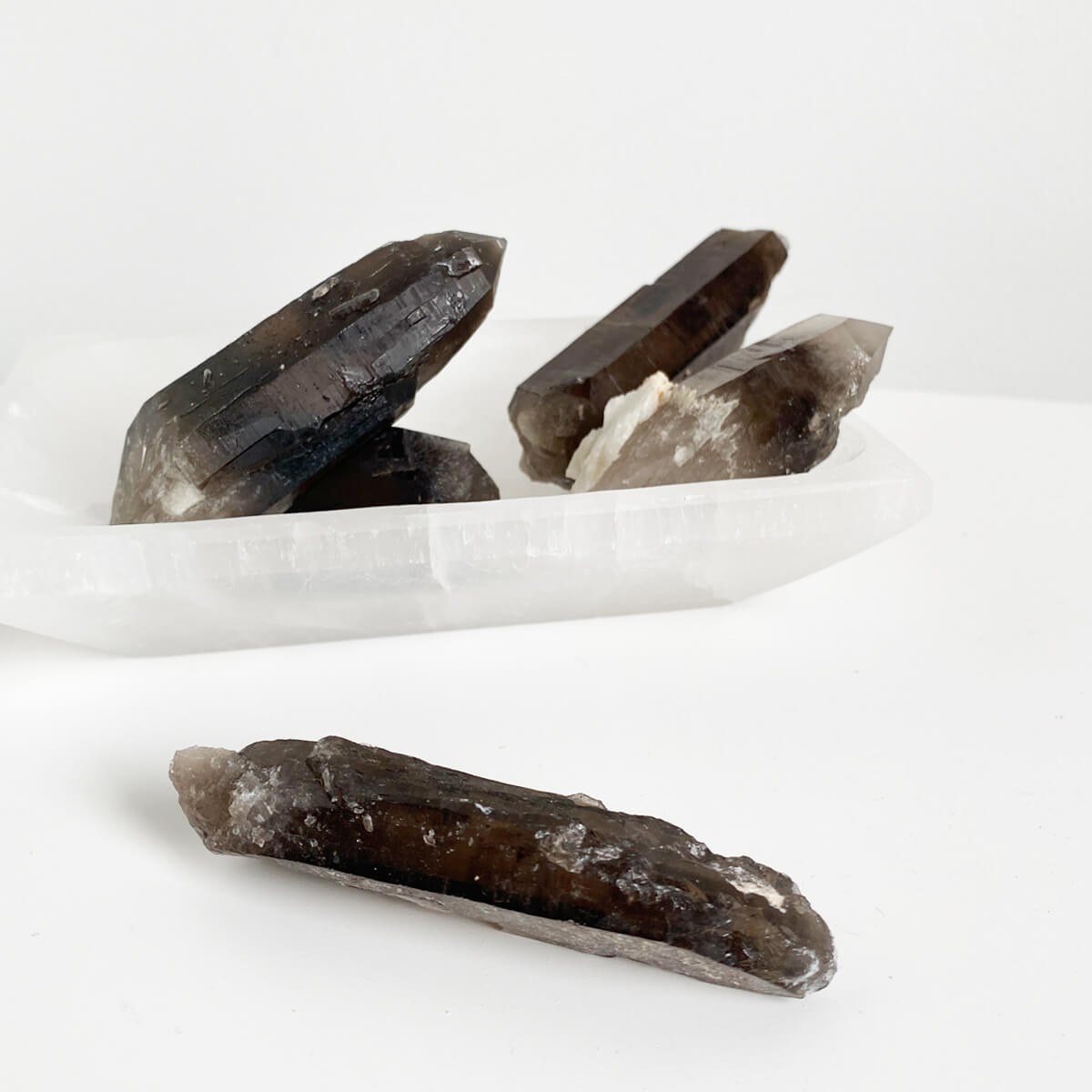 Punta de cuarzo ahumado semipulida alargada