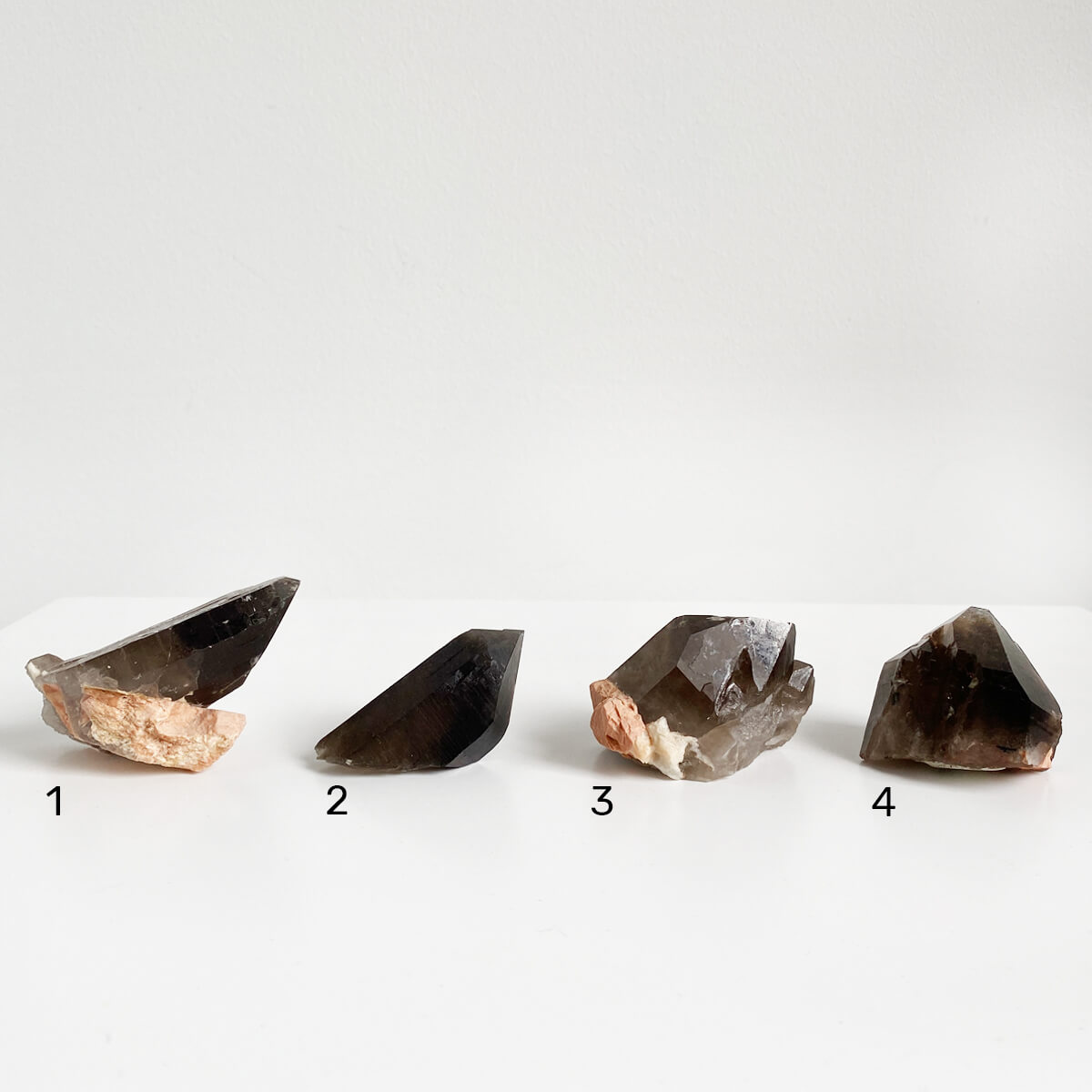 Punta de cuarzo ahumado semipulido con matriz 2
