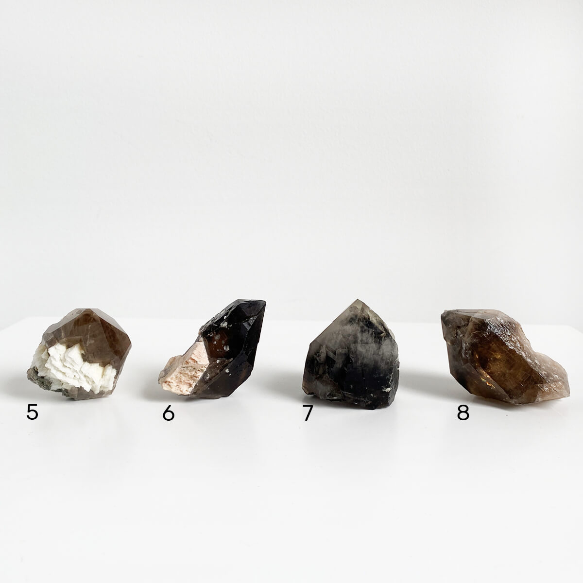 Punta de cuarzo ahumado semipulido con matriz 3