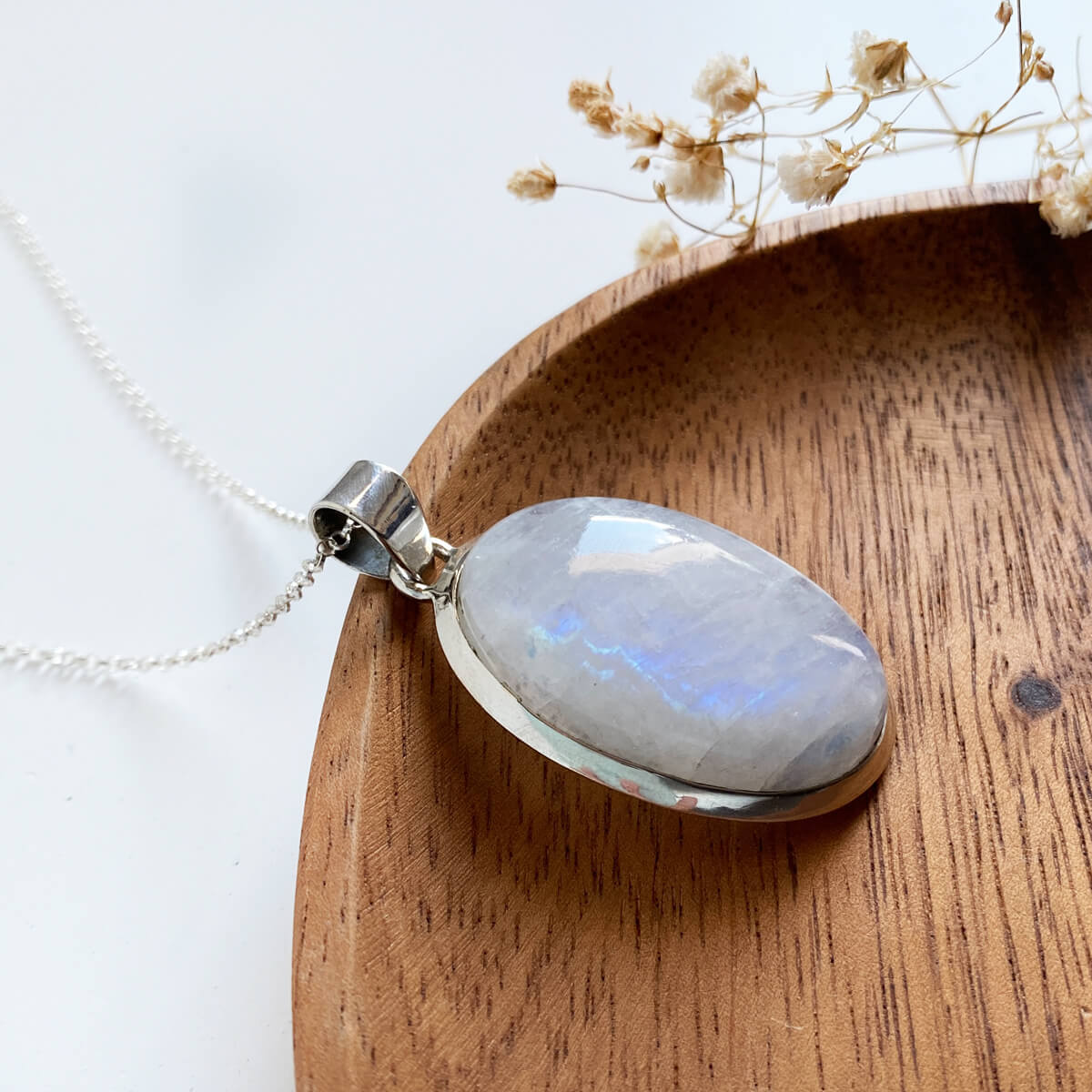 colgante de piedra luna montado en plata
