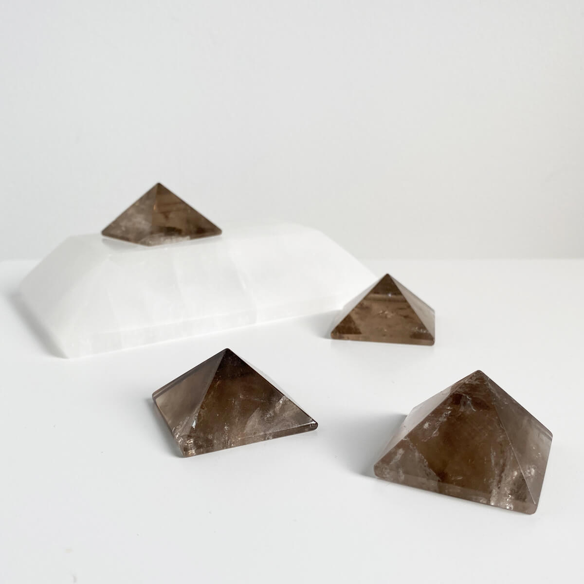 pirámide de cuarzo ahumado pequeña