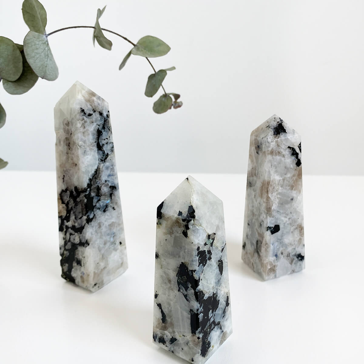 obelisco de piedra luna