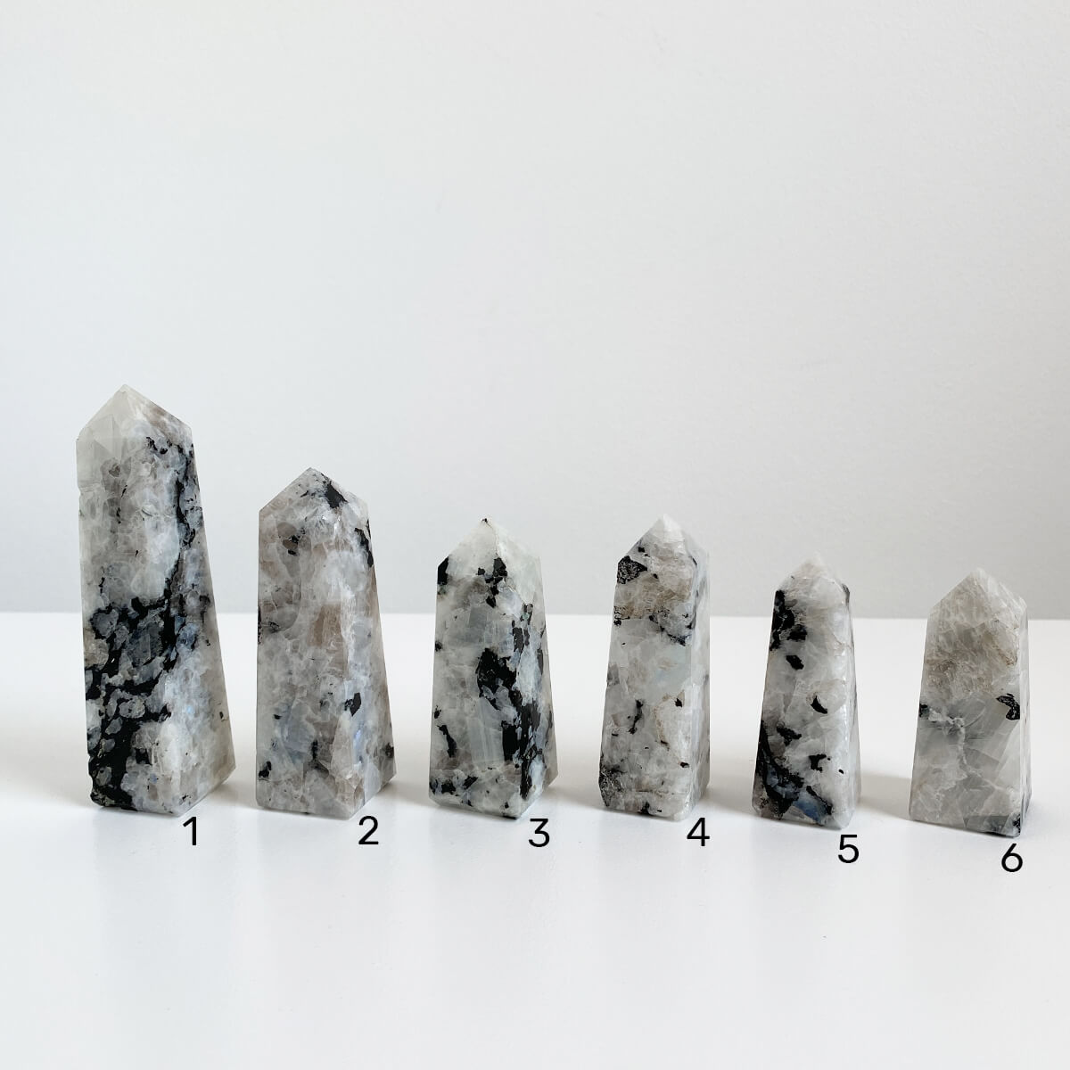 obeliscos de piedra luna