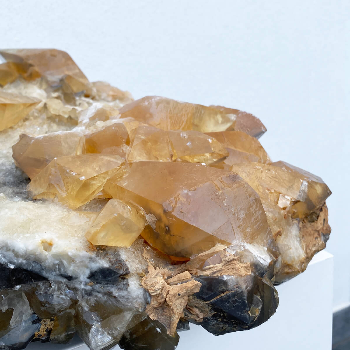 Drusa de calcita miel con matriz de cuarzo 1