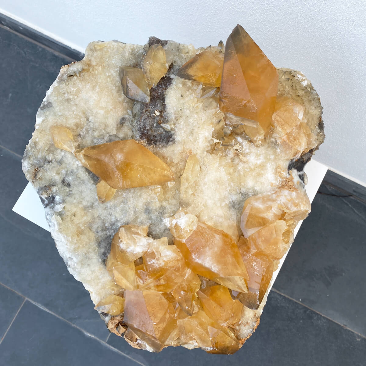 Drusa de calcita miel con matriz de cuarzo 2