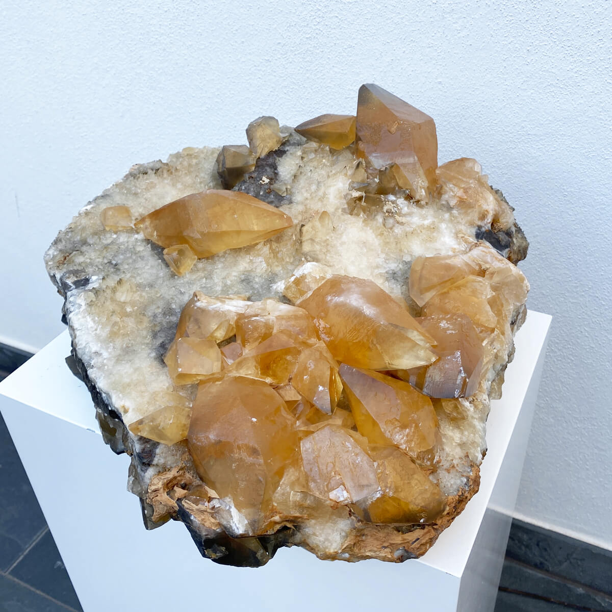 Drusa de calcita miel con matriz de cuarzo 3