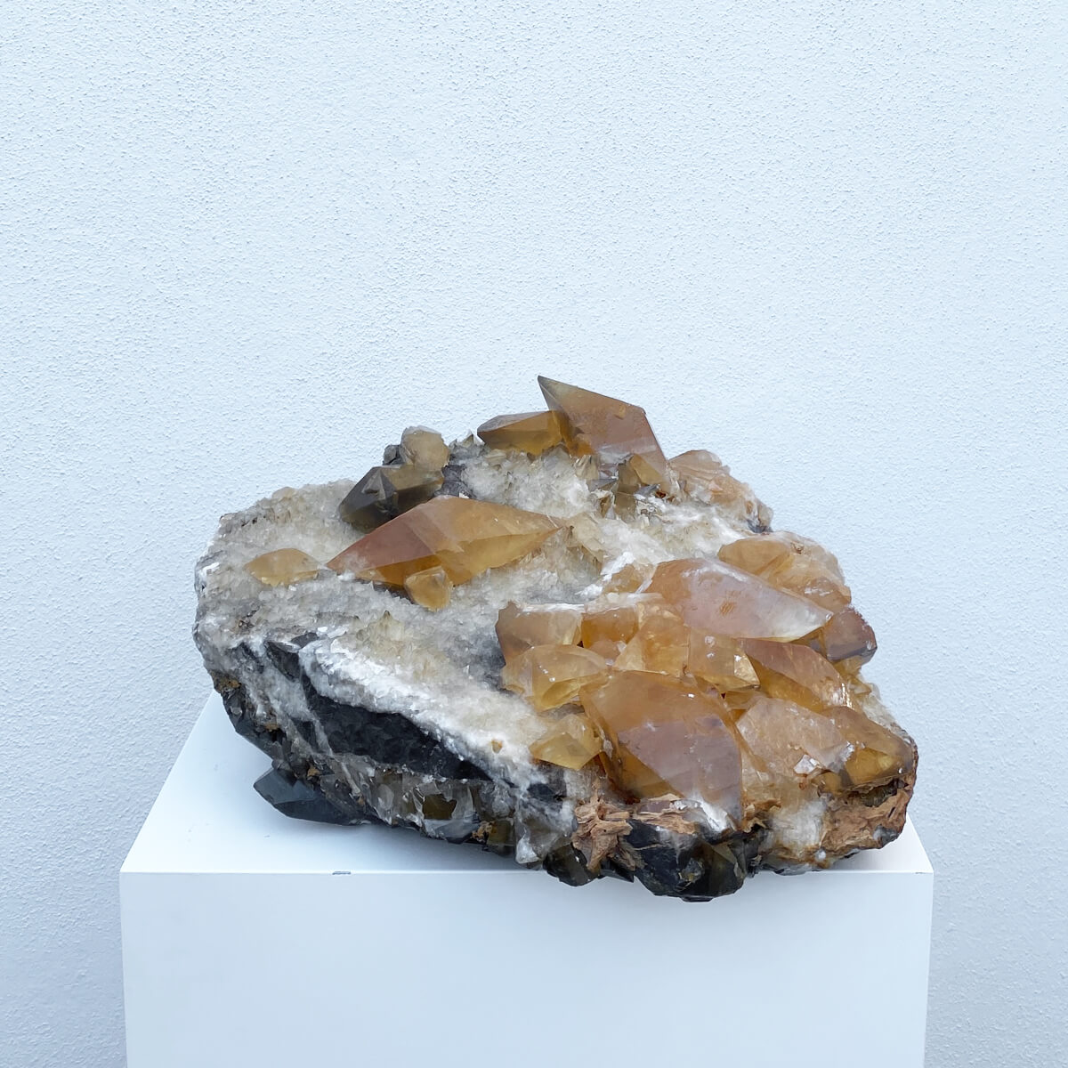 Drusa de calcita miel con matriz de cuarzo 4