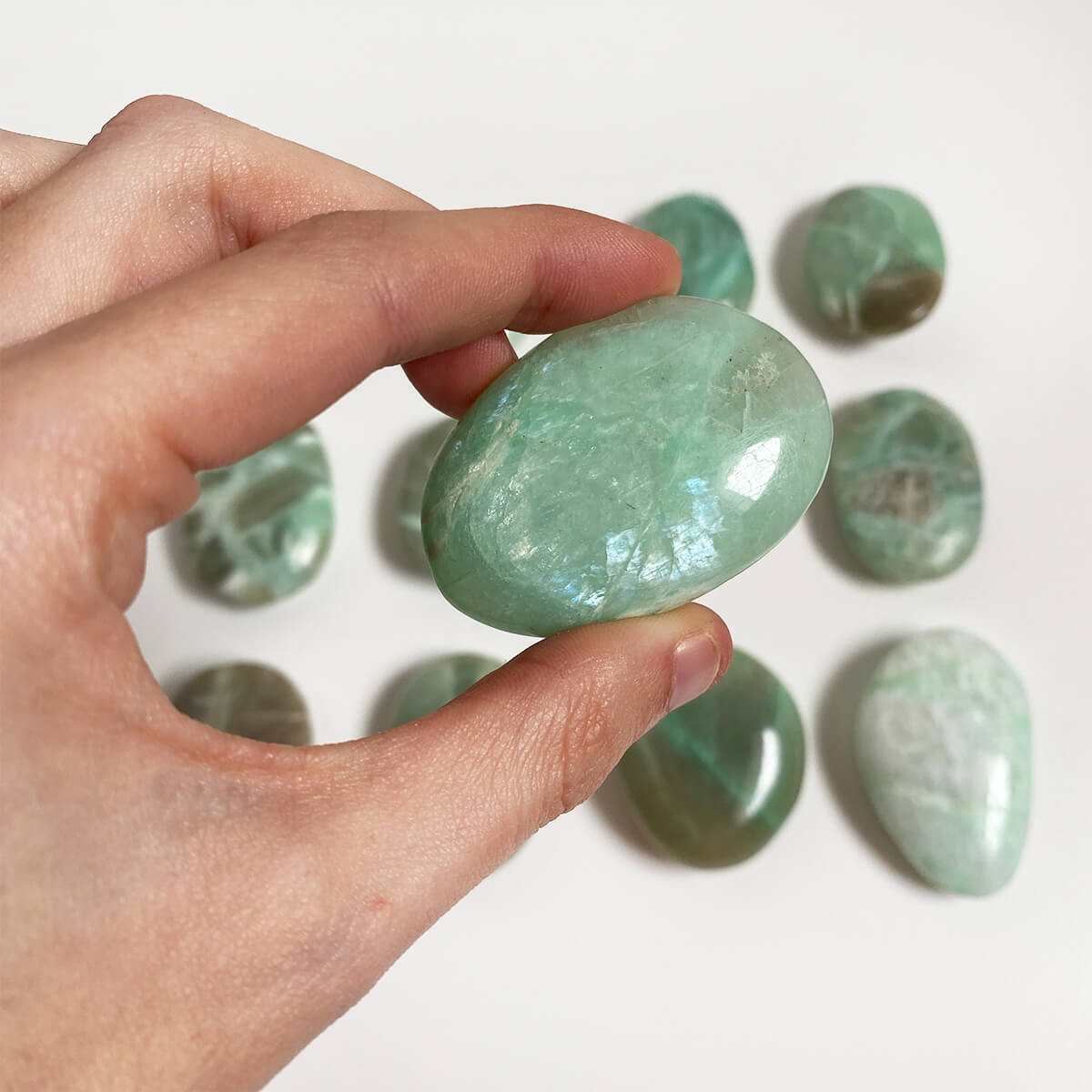 Rodado de piedra luna verde mediana