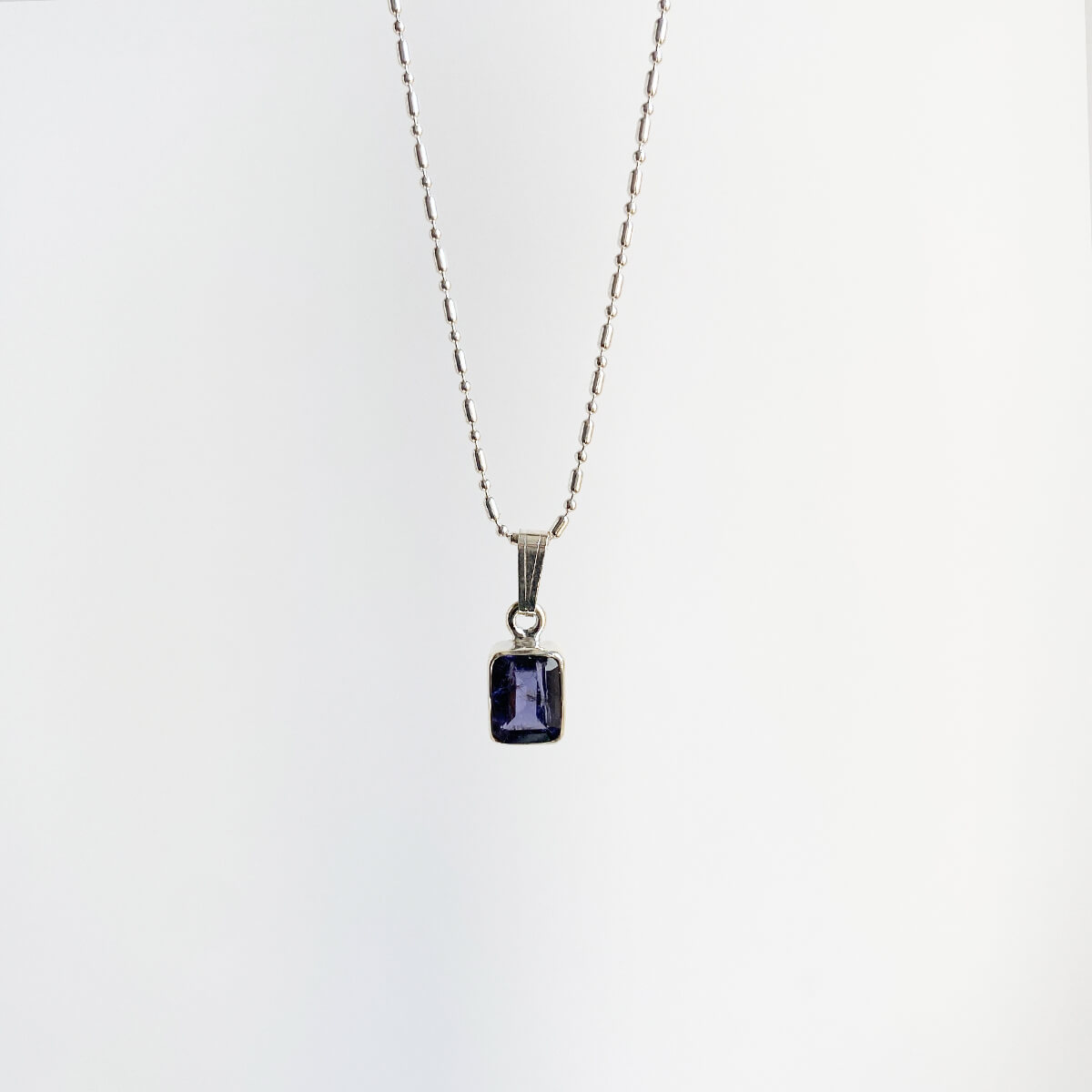 colgante de iolita facetada