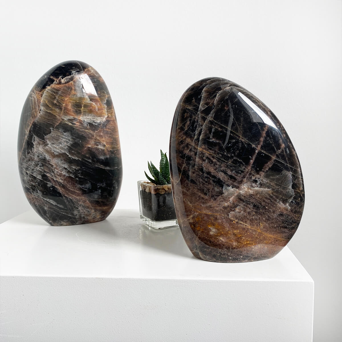 monolito de piedra luna negra grande