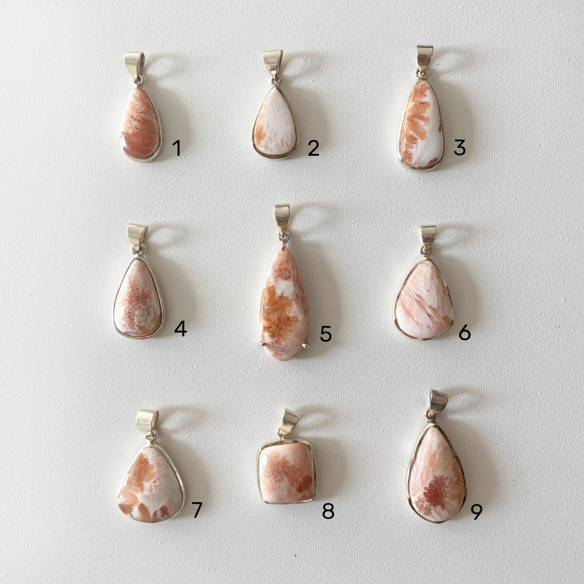 colgante de escolecita pequeño con plata