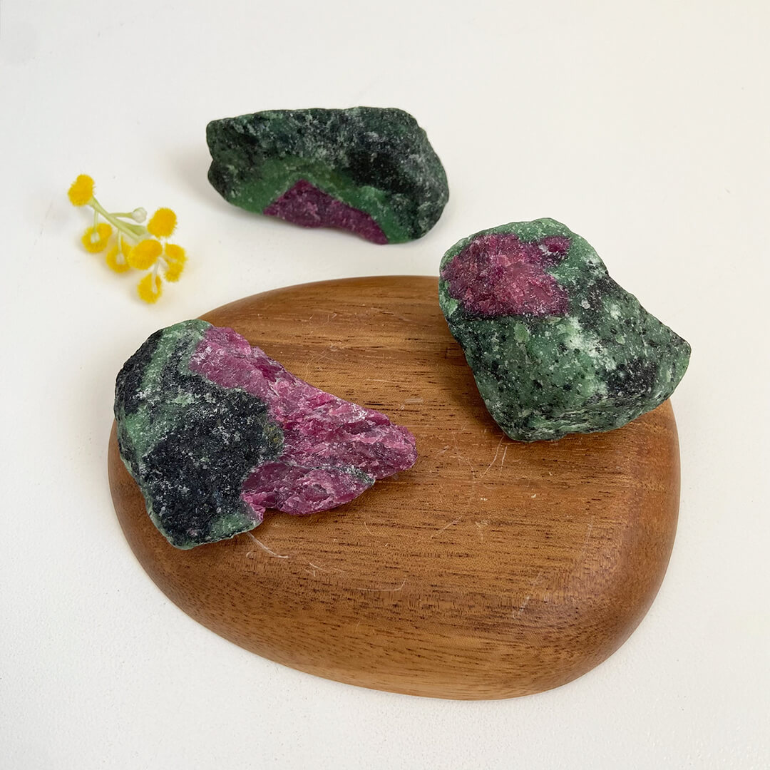 Zoisita con rubí en bruto grande