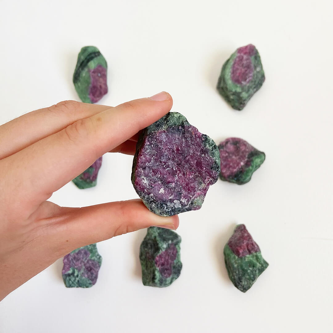 Zoisita con rubí en bruto pequeña