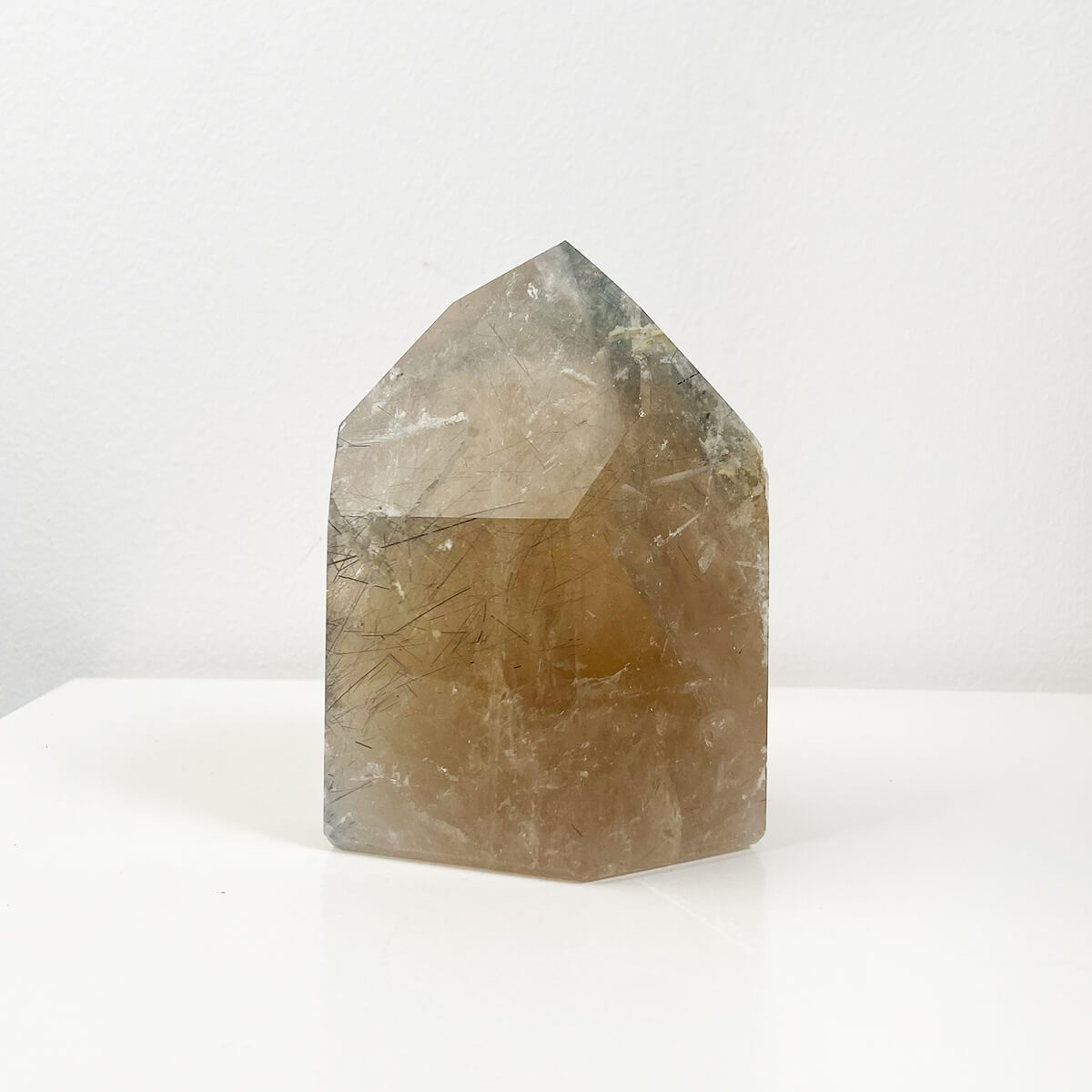 Punta de citrino con turmalina grande