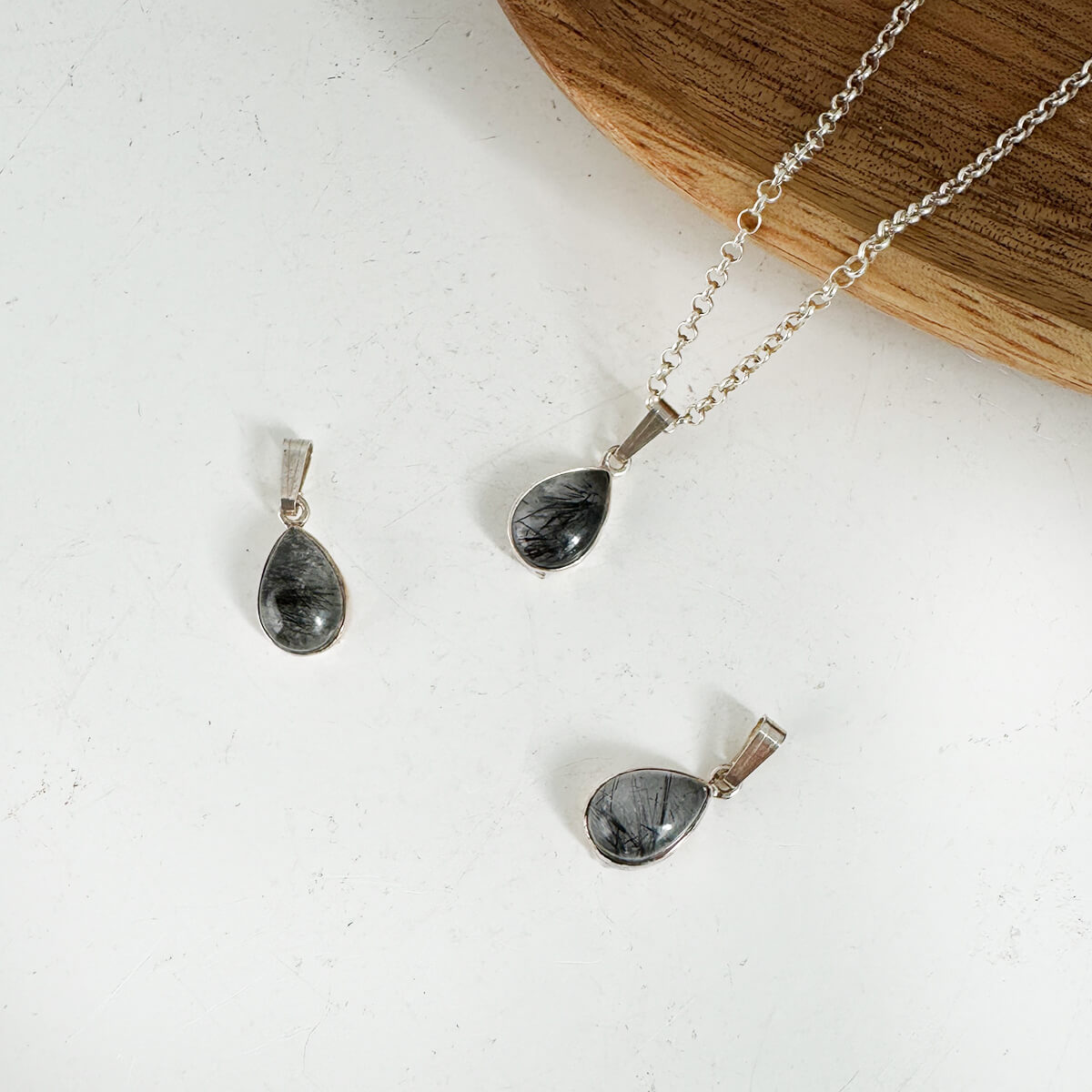 Colgante de cuarzo turmalinado lágrima