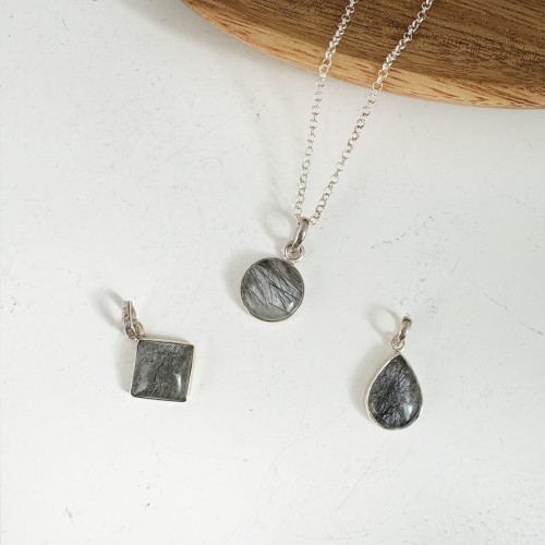 Colgante de cuarzo turmalinado mediano