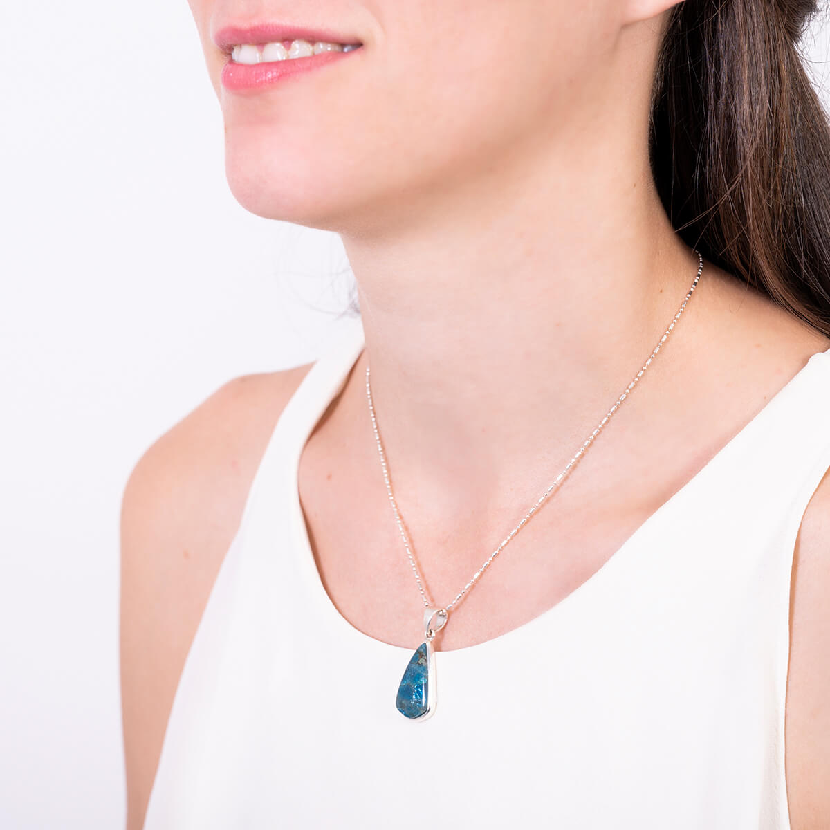 colgante de apatito azul en modelo