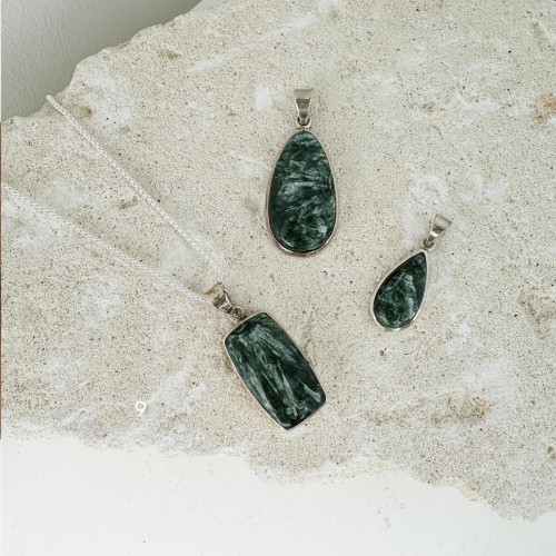 Colgante de serafinita pulida