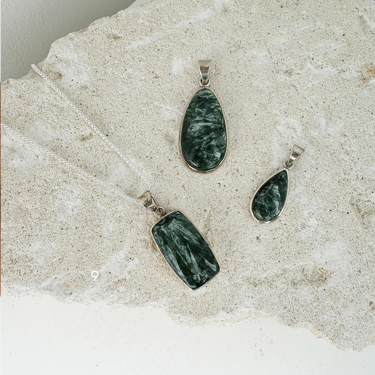 Colgante de serafinita pulida