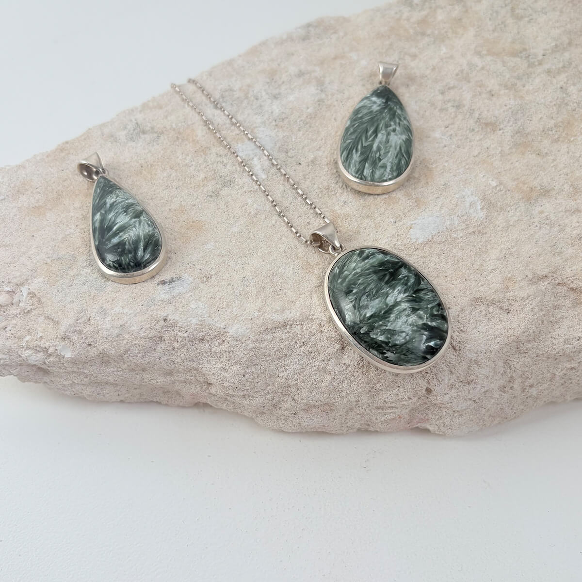 Colgante serafinita pulida grande