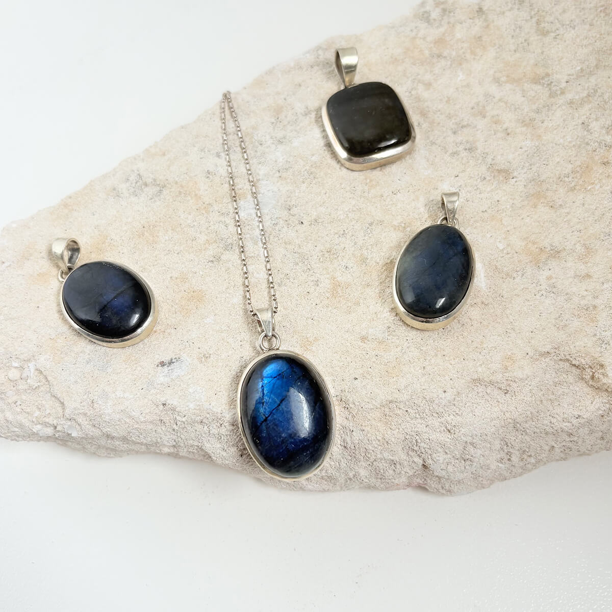 Colgante de labradorita azul