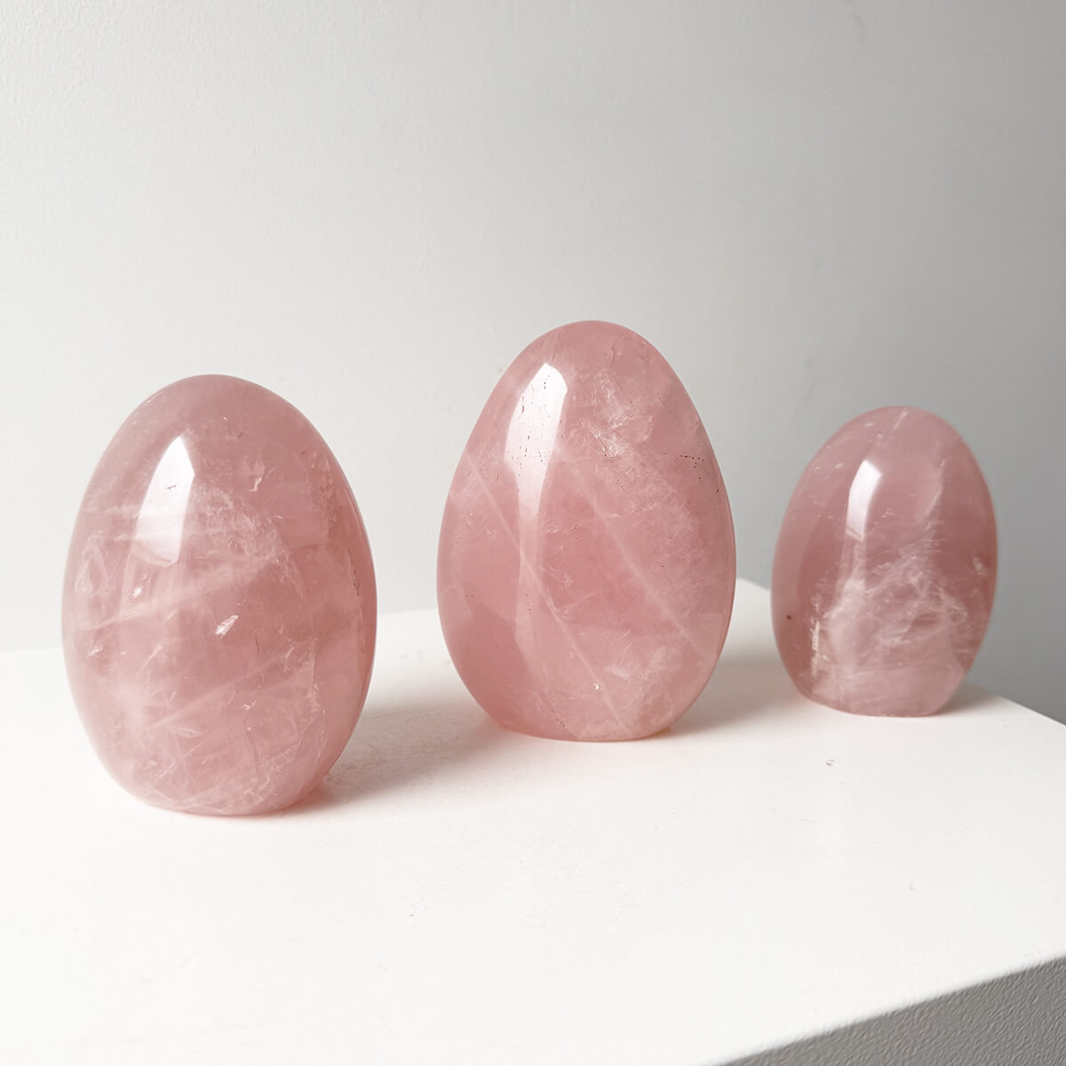 Monolito de cuarzo rosa mediano