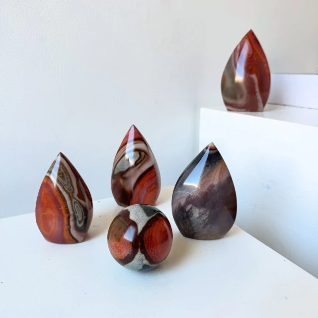 ¿Sabías que jaspis significa “piedra manchada”?
El jaspe policromo es un tipo de cuarzo microcristalino opaco que proviene de Madagascar.
•
Presenta vetas de colores muy marcadas, como si fuesen pinceladas de un paisaje desértico: verdes, ocres, marrones, rosados… Se funden creando paisajes únicos. No hay dos iguales.
•
Este mineral está conectado directamente con el enraizamiento y la materialización.
Aporta vitalidad, y nos ayuda a concretar proyectos, dar forma a ideas, y avanzar.
•
El jaspe policromo —igual que la mookaita— lo siento muy vinculado al chakra del plexo solar:
La integridad, la honradez, el sentirnos plenos y verdaderos con nosotros mismos.
Nos acompaña en esos momentos de duda:
“¿Seré buena en esto?” “¿Soy suficiente?” “¿Lo merezco?” Te ayuda a sanar el juicio interno y caminar con más certeza.
•
¿Lo has probado junto a un cuarzo rosa?
Esta combinación ofrece estabilidad emocional, suaviza los altibajos y aporta serenidad y paz.
•
¿Conocías este mineral? ¿Cómo lo trabajas tú?
Cuéntame en los comentarios, me encanta leerte.
•
#JaspePolicromo #MineralesEspaña #CristalesSanadores #PiedrasNaturales #TiendaDeCristales #CristalesMágicos #PiedrasConSignificado #MineralesConAlma #piedrasnaturales #ChakraPlexoSolar #Gemoterapia #SanaciónEmocional #PolychromeJasper #CrystalHealing #CrystalVibes