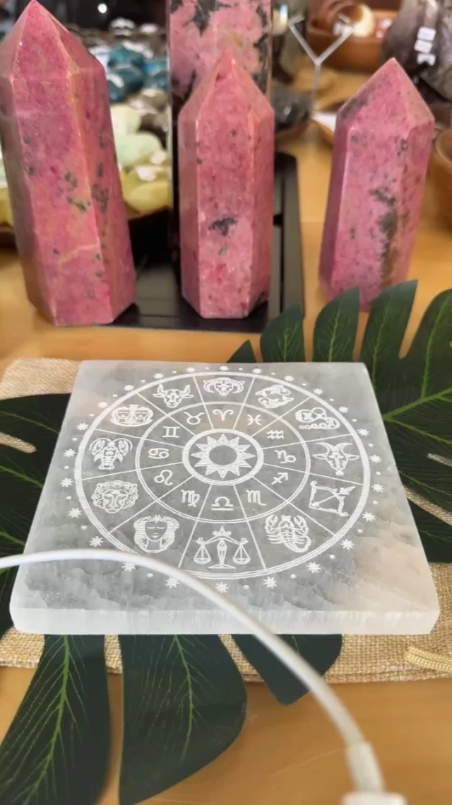 PRIMERA PARTE: especial colgantes. 
Del 19 al 30 de junio tenéis esta preciosa placa de selenita gratis en compras online a partir de 100€. 
•
Gracias 🫶🏻